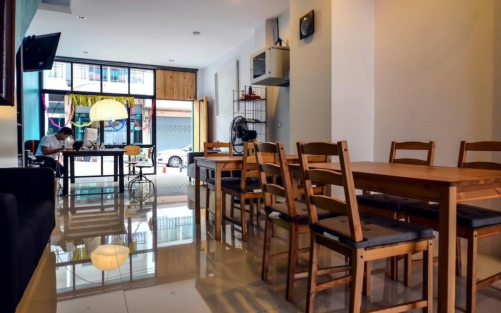 Hotell Two Color Patong